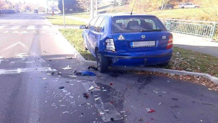 Další nehoda, řidič narazil do zaparkovaného vozu ve Školní