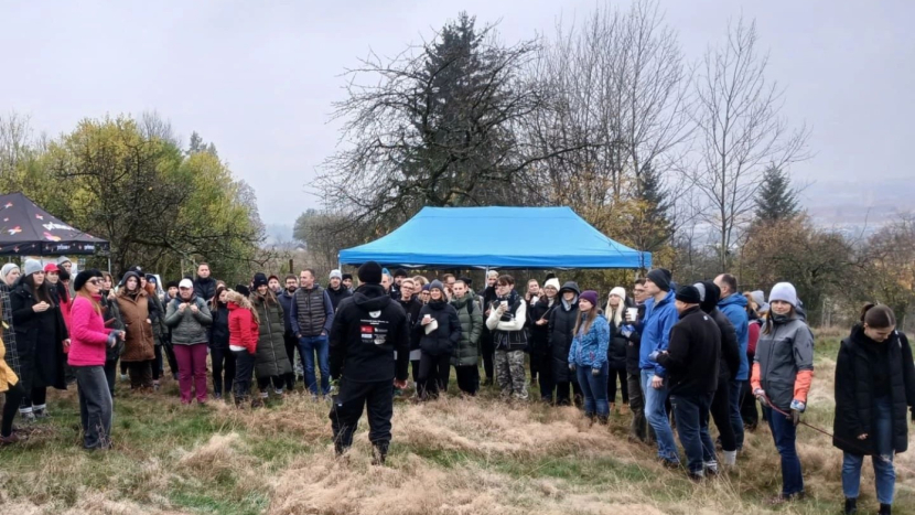 Svatohorské sady vítají brigádníky, nově vysadili čtyřicet ovocných stromů