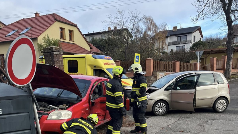 Viník nehody ponechal auto na místě a utekl, policie po něm intenzivně pátrá