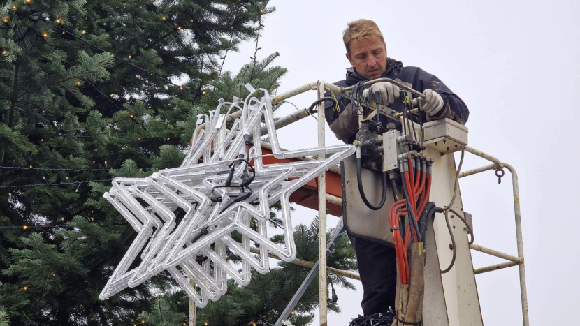 Vánoční strom v Příbrami už je ozdobený. Rozsvícen bude 1. prosince