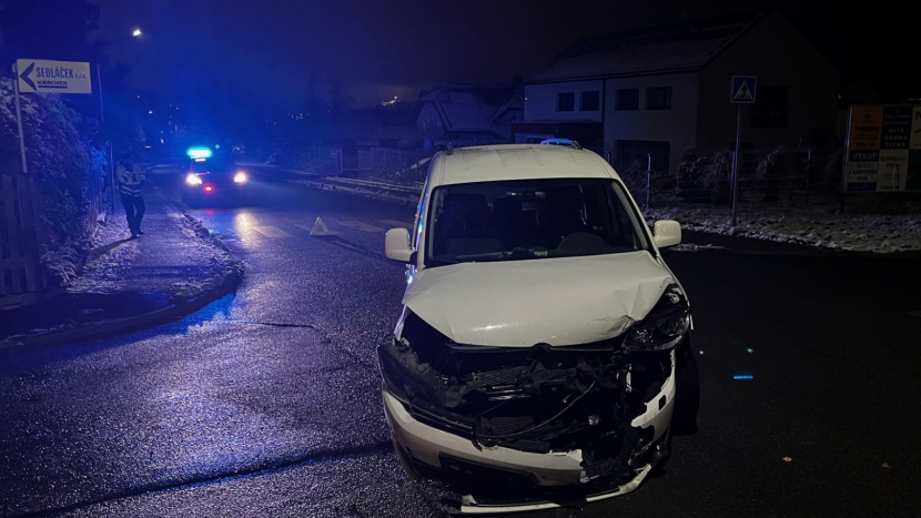 Srážka dvou vozidel komplikuje průjezd Zdabořskou ulicí