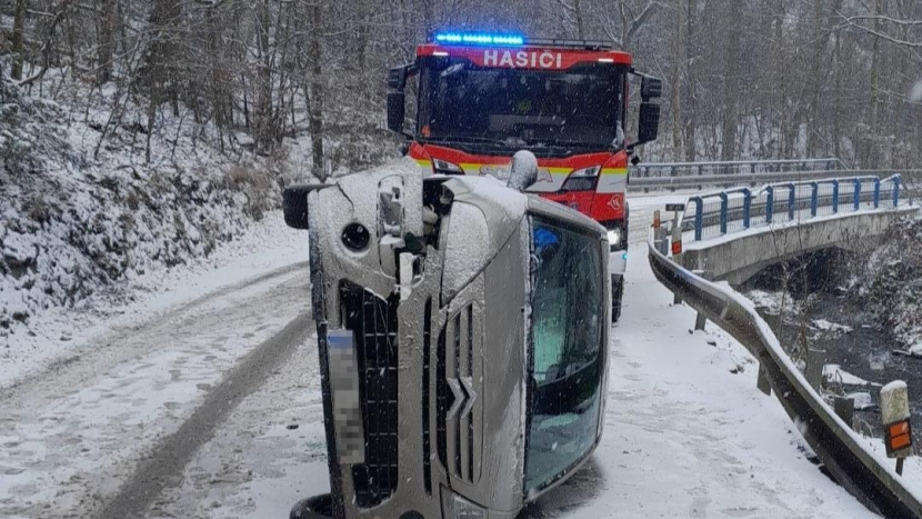 Středočeští policisté měli včera kvůli sněhu a námraze napilno. Nehoda na D5 s tragickými následky