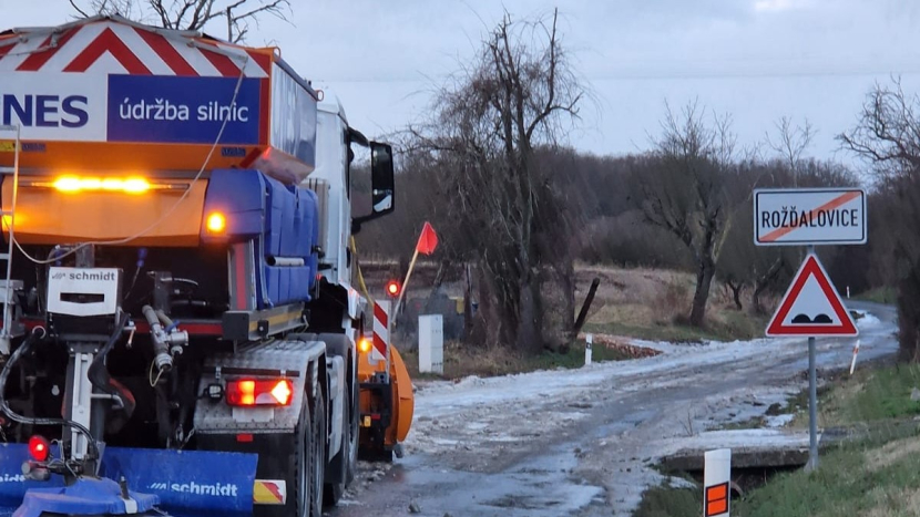 Silnice ve středních Čechách jsou většinou sjízdné, ledovka ustupuje