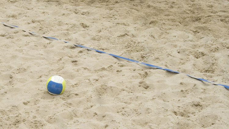 Bazén čistí nový robot, hřiště na beach volejbal mají nový písek
