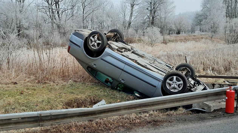 Cizinec otočil v Příbrami auto na střechu a od nehody utekl