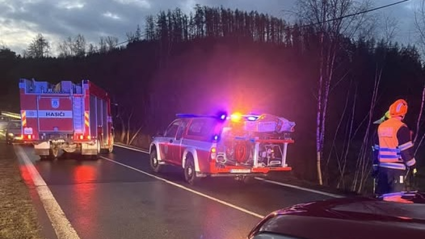 Ve středu ráno bylo několik nehod, jedno auto skončilo na střeše