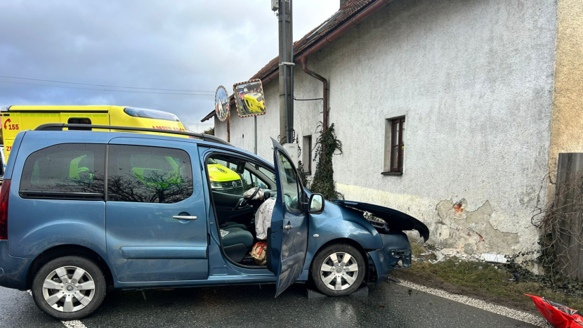 Řidička narazila ve Vranovicích do domu, provoz byl uzavřen