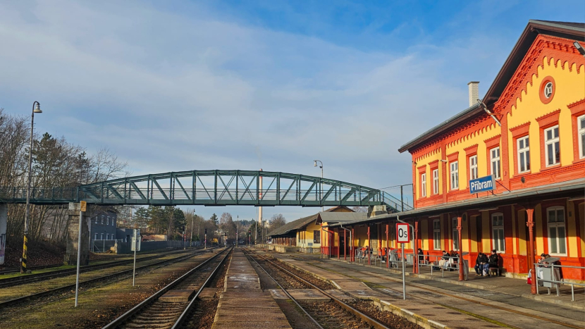 Elektrické vlaky zamíří do Příbrami. V plánu je modernizace trati od roku 2027