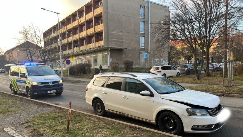 Řidič nedobrzdil a naboural auto před sebou