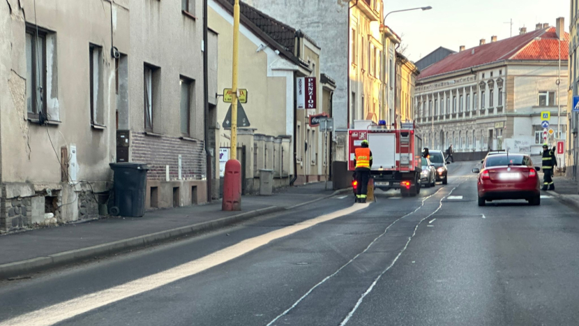 Olejová skvrna se táhla ulicí za autobusem. Zasahovali hasiči i technické služby