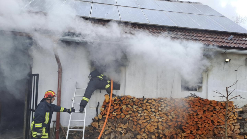 V Krásné Hoře vznikl požár od solárního systému, oheň se rozšířil na střechu