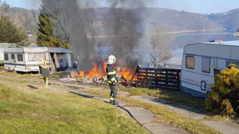 V autokempu na Slapech shořel v pondělí karavan