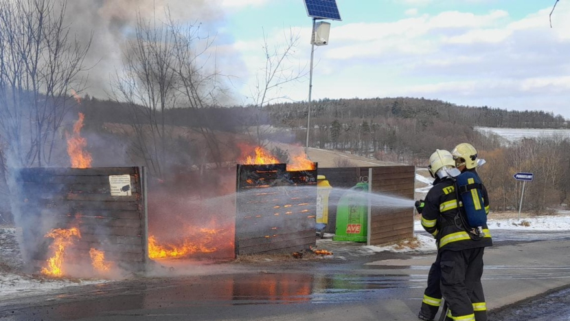 Hořící kontejnery uzavřely na chvíli dálnici