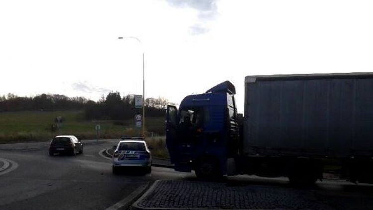 Porouchaný kamion blokuje kruhový objezd na Evropské