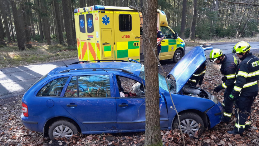 U Obecnice narazilo osobní auto bokem do stromu