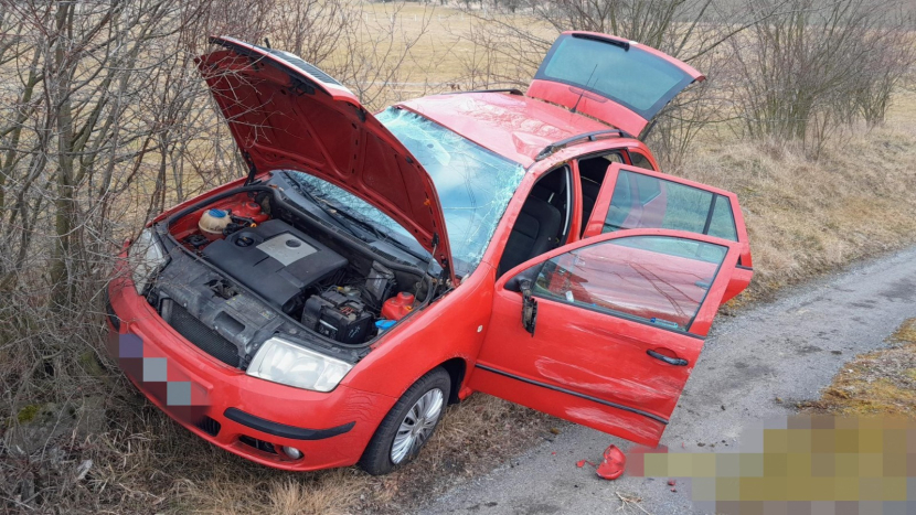 Mezi obcemi Nečín a Obory se střetla dvě auta