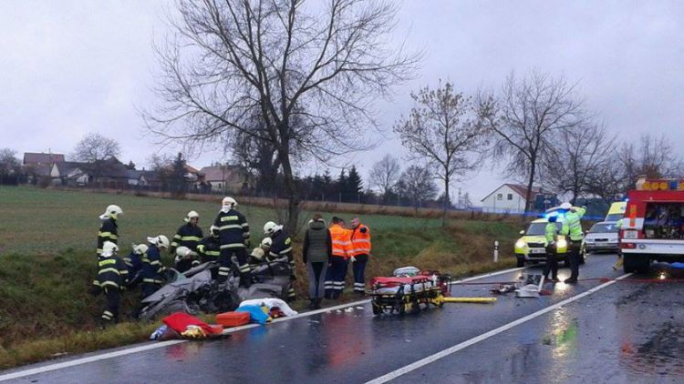 Vážná nehoda u Chraštiček: Autobus na boku a uzavřená silnice