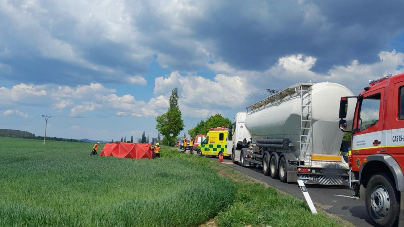 U Solopysk zemřel řidič osobního auta. Jeho spolujezdkyně byla letecky přepravena do nemocnice