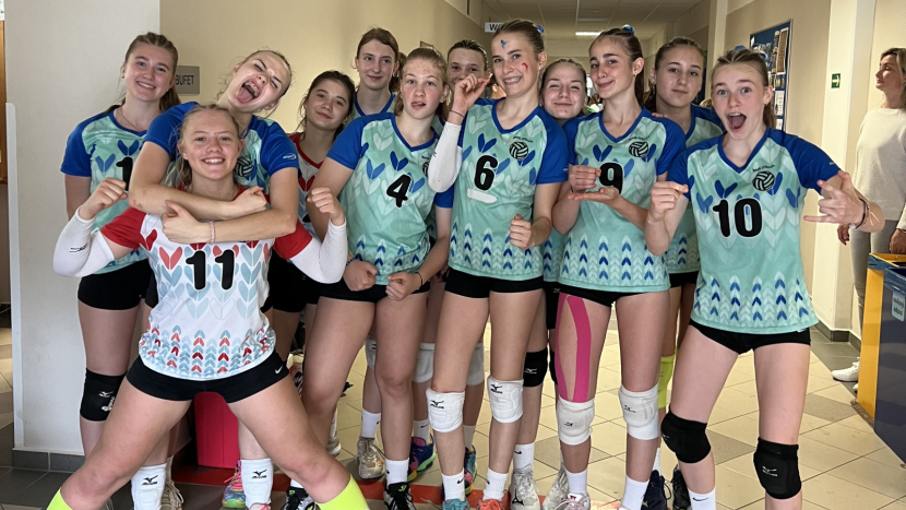 Příbramské volejbalistky do 16 let se mezi elitou neztratily. Na MČR vybojovaly 10. místo