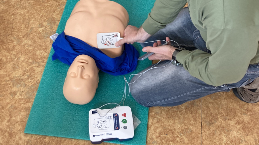 Příbramská základní škola pořídila defibrilátor, pomůže při náhlé srdeční zástavě