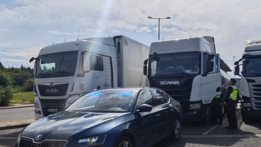 Policisté kontrolovali nákladní dopravu, odhalili závadu i porušení přepravy nebezpečných látek
