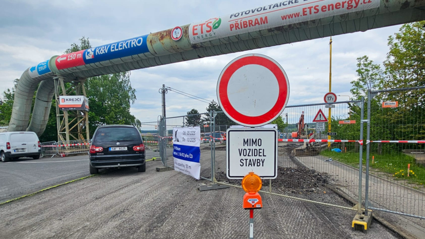 Uzavírka mostu mění dopravu v Příbrami. Řidiči tápou, doprava kolabuje