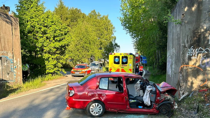Na silnici u obce Háje havarovalo osobní auto, zraněnou osobu transportoval vrtulník