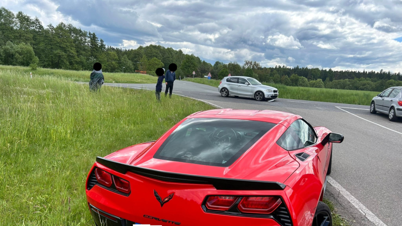 V křižovatce u Višňové se střetla Corvetta s BMW
