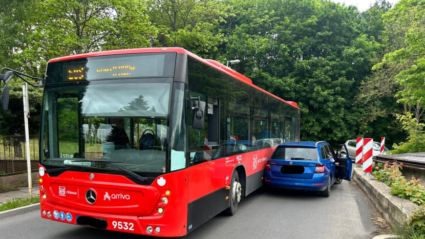 Po střetu autobusu a osobního vozu skončil jeden s pasažérů v nemocnici