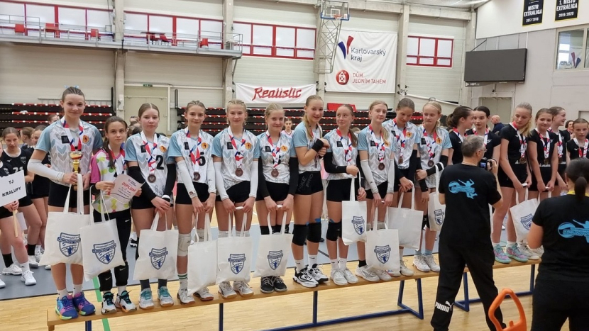 Volejbalistky TJ Baník Příbram se probojovaly mezi nejlepší v České republice. Na MČR U14 v Karlových Varech vybojovaly 3. místo!