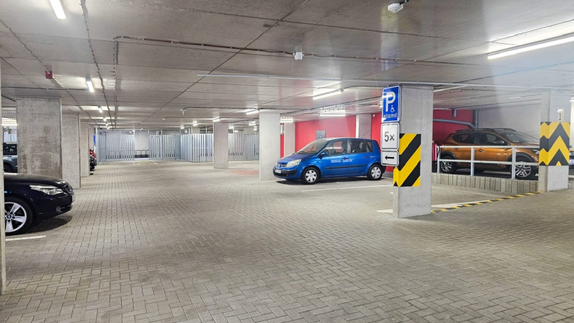 Parkovací dům nabízí víkend za čtyřicet korun denně a levně roční předplatné