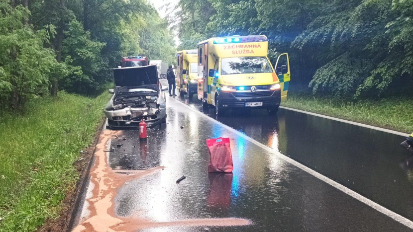 Nehoda několika vozidel uzavřela provoz na silnici I/19 u Teslín