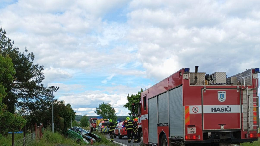 Řidič u Rožmitálu nezvládl jízdu a skončil v příkopu
