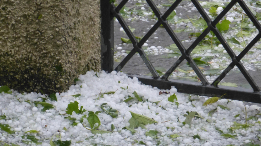 Meteorologové varují před silnými bouřkami, přívalovými srážkami a kroupami