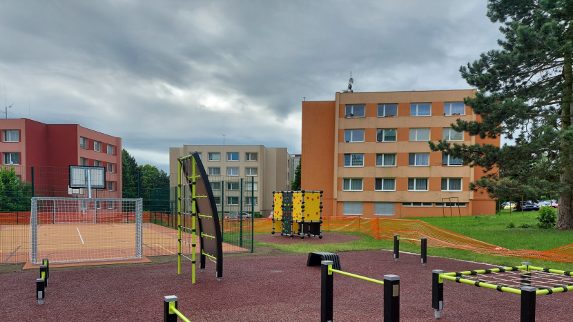 Nové sportoviště ve vnitrobloku ulice Jana Drdy nabídne lezeckou stěnu, workout i míčové hry