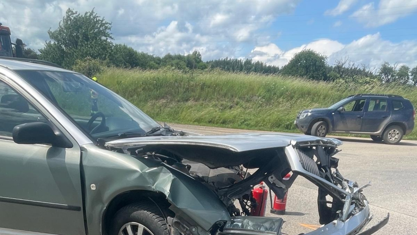 Víkend plný nehod: motorkář skončil v nemocnici, auto vyletělo z dálnice