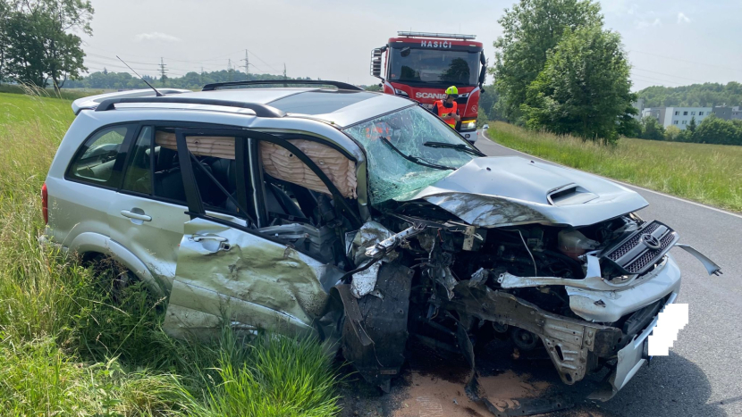 Na silnici mezi Příbramí a Trhovými Dušníky havarovala řidička, narazila do stromu