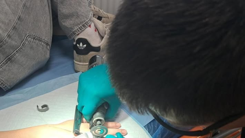 Hasiči jsou připraveni pomoci s přesností chirurga. Pomáhají sundat i prstýnky z nateklého prstu