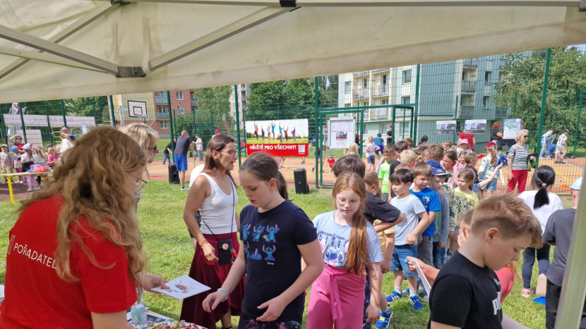Slavnostní otevření multifunkčního hřiště v Příbrami přineslo radost dětem i dospělým