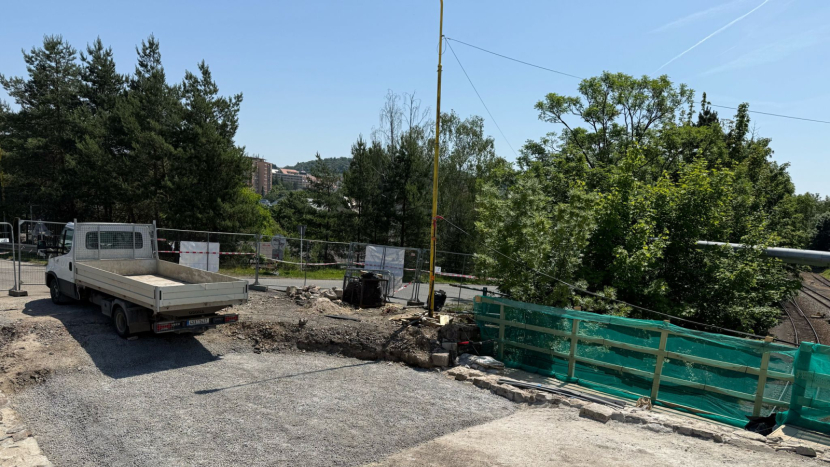 Noční práce na mostě v Husově ulici přinesou zvýšený hluk, železniční výluka ovlivní dopravu