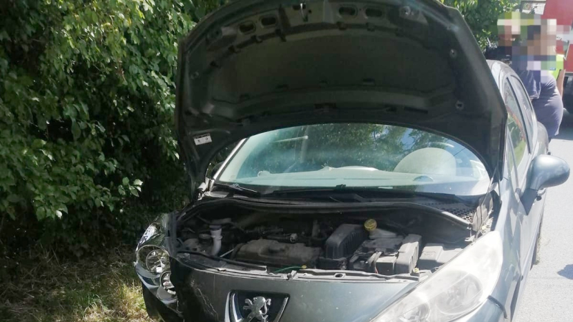 Řidič skončil s autem v příkopu, nadýchal přes jedno a půl promile