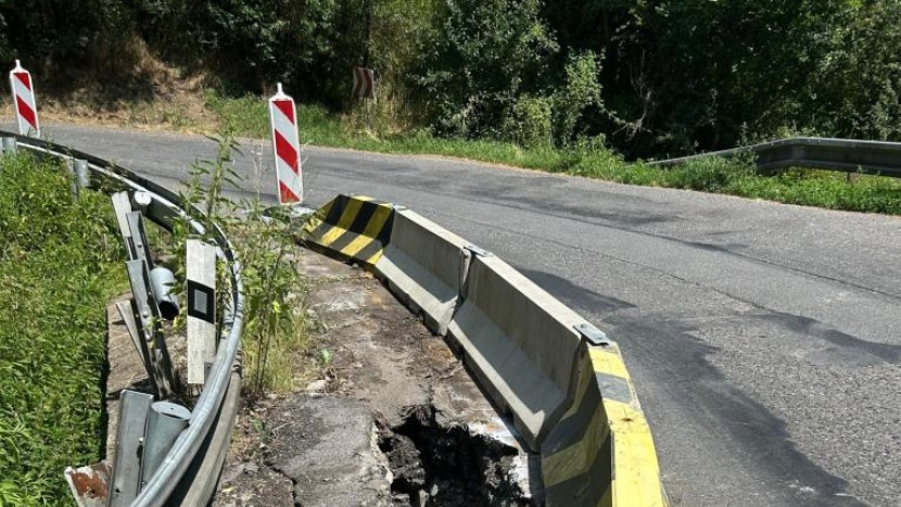 Propad silnice uzavřel komunikaci mezi Novým Knínem a Malou Hrašticí