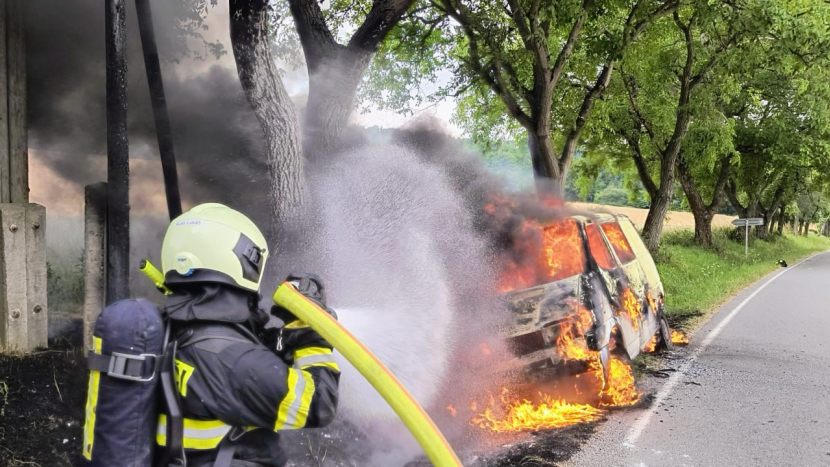 Dodávku pohltily plameny, hořel i sloup a strom v blízkosti auta