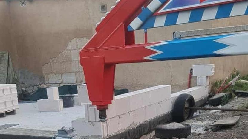 Policie šetří částečné zborcení kyvadlové atrakce na pouti