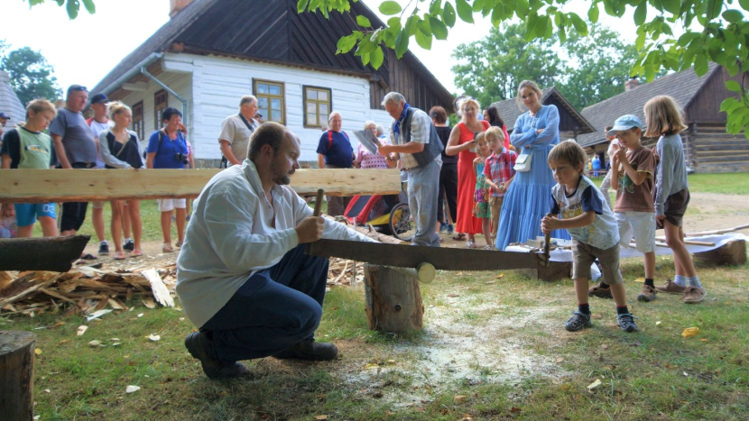 Ve skanzenu ve Vysokém Chlumci potkáte krajkářku, kamnáře i ševce