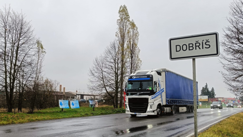 Kamiony zatěžují silnice Dobříšska a Hořovicka. Obyvatelé už toho mají dost a na krajský úřad míří petice