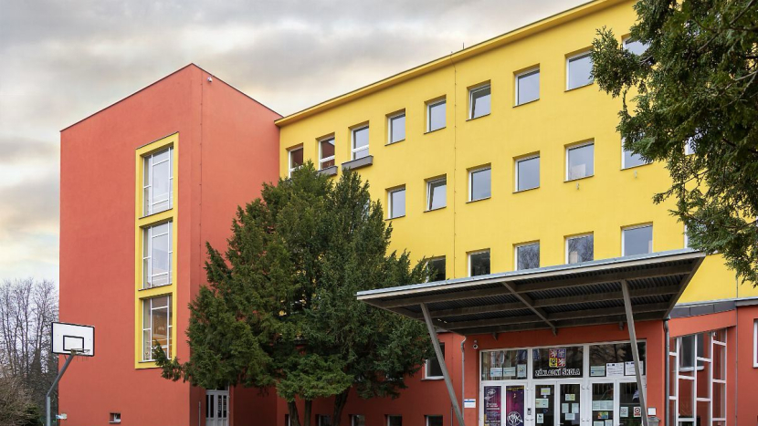 Zatímco děti užívají prázdniny, ve školách se pracuje
