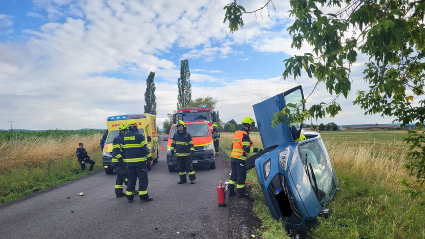 Série dopravních nehod pokračuje i dopoledne. V Rožmitále skončilo auto na střeše