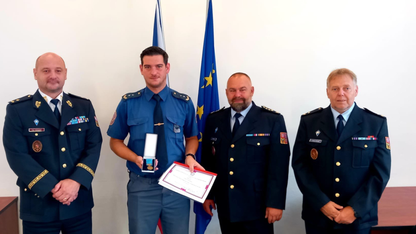 Inspektor příbramské věznice za poskytnutí pomoci převzal medaili