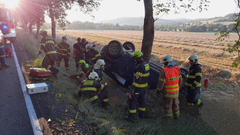 U Bukovan havarovalo auto, skončilo na střeše